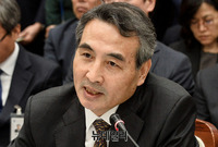 [포토] 의원들 질문에 답하는 민중기 서울중앙지방법원장