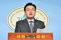 [포토] 조국 장관 사퇴 관련 논평하는 김성원 한국당 대변인