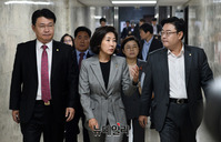 [포토] 한국당 국감 중간점검 회의, 입장하는 지도부
