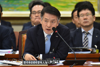 [포토] 의원들의 질문에 답하는 이정환 한국주택금융공사 사장