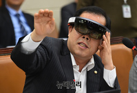 [포토] VR 기기 착용하고 질의하는 박성중 한국당 의원