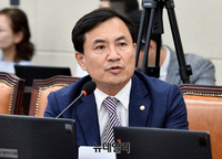 [포토] 정무위 국감… 웅동학원 채권 질의하는 김진태