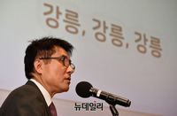 [포토] 제1회 강릉국제영화제 소개하는 김홍준 예술감독