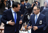 [포토] 오전 국감 끝난 후 대화하는 '윤석열-이원석'