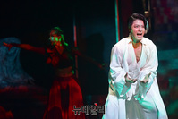 [포토] 드라큘라 열연하는 임태경