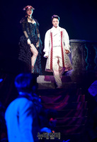 [포토] 사람들 앞에 모습 드러내는 드라큘라