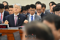 [포토] 답변하는 최기영 과학기술정보통신부 장관