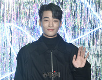 [포토] 손 인사하는 배우 강율