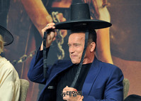 [포토] 아놀드 슈왈제네거 "갓 사이즈가 안 맞네"