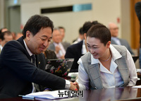 [포토] 검찰개혁 토론회서 만나 악수나누는 '금태섭-이언주'