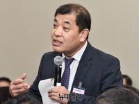 [포토] 종합국감, 질의에 답하는 이강택 tbs교통방송 사장