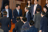 [포토] 의원들과 악수 나누는 문재인 대통령