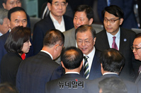 [포토] 한국당 의원들과 악수 나누는 문재인 대통령