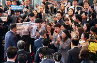 [포토] 민주당 당직자들 환영받는 문재인 대통령