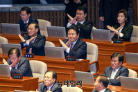 [포토] 대통령 공수처 발언에 엑스로 답하는 한국당 의원들