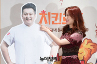 [포토] 강한나 "이원일 셰프 등신대와 함께해요"
