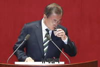 [포토] 물 마시는 문재인 대통령