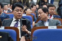 [포토] 스마트폰 보며 대화하는 '장제원-주광덕'