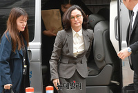 [포토] 검찰차량에서 내린 정경심...구속여부 오늘밤 결정