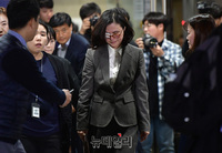 [포토] 8시간 만에 영장실질심사 마치고 법원 나선 정경심