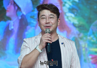 [포토] 아리아즈 소개하는 개그맨 이재형