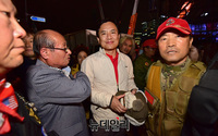 [포토] 광화문 범국민대회 도착한 김진태 의원