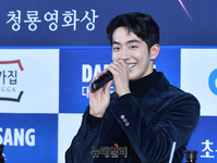 [포토] 남주혁 "청룡영화상 핸드프린팅 참여해서 기뻐요"