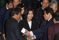 [포토] 교섭단체 대표연설 후 의원들과 인사나누는 나경원