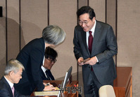 [포토] 국회 본회의장서 대화하는 '이낙연-강경화'
