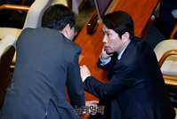 [포토] 국회 본회의장서 대화하는 '이인영-이원욱'