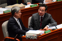 [포토] 대화 나누는 이낙연 총리와 최재형 감사원장