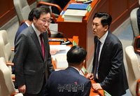 [포토] 국회 예결위, 대화 나누는 이낙연-손금주