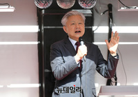 [포토] 청와대 철야농성장 찾은 성창경 KBS공영노조위원장