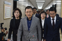 [포토] 연석회의 입장하는 한국당 지도부