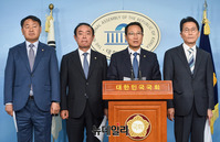 [포토] 패스트트랙 관련 기자회견 갖는 4당 전·현직 원내대표
