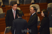 [포토] 대화 나누는 이낙연 총리와 지상욱 의원