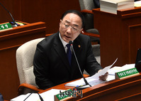 [포토] 국회 예결위, 질의에 답하는 홍남기 부총리