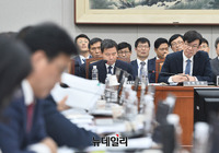 [포토] 질의듣는 김상조 청와대 정책실장