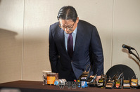 [포토] 고개숙여 인사하는 박찬주 전 대장