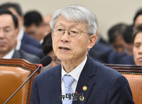 [포토] 국회 과기정통위 전체회의, 질의 답하는 최기영