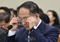 [포토] 안경 고쳐쓰는 홍남기 부총리