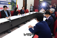 [포토] 농민단체 관계자들과 환담 나누는 나경원 원내대표