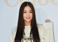 [포토] 배우 기은세 "핸드백 행사 왔어요"