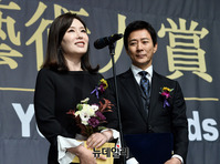 [포토] 굿피플예술인 부문 수상한 잉꼬부부 '최수종-하희라'