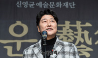 [포토] 송강호, 봉준호 감독 '영화예술인' 대리수상