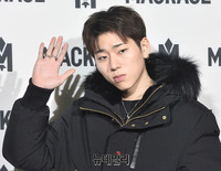 [포토] 지코, 여심 저격한 손 인사