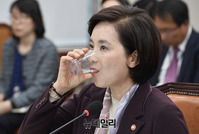[포토] 물 마시는 유은혜 교육부 장관