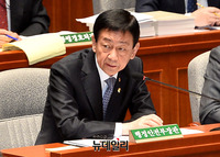 [포토] 의원들 질의에 답하는 진영 장관