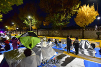 [르포]살 에는 입동 추위… "문재인 퇴진" 청와대 철야기도 39일째