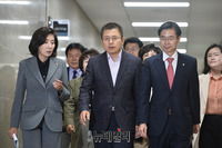 [포토] 최고위 입장하는 한국당 지도부